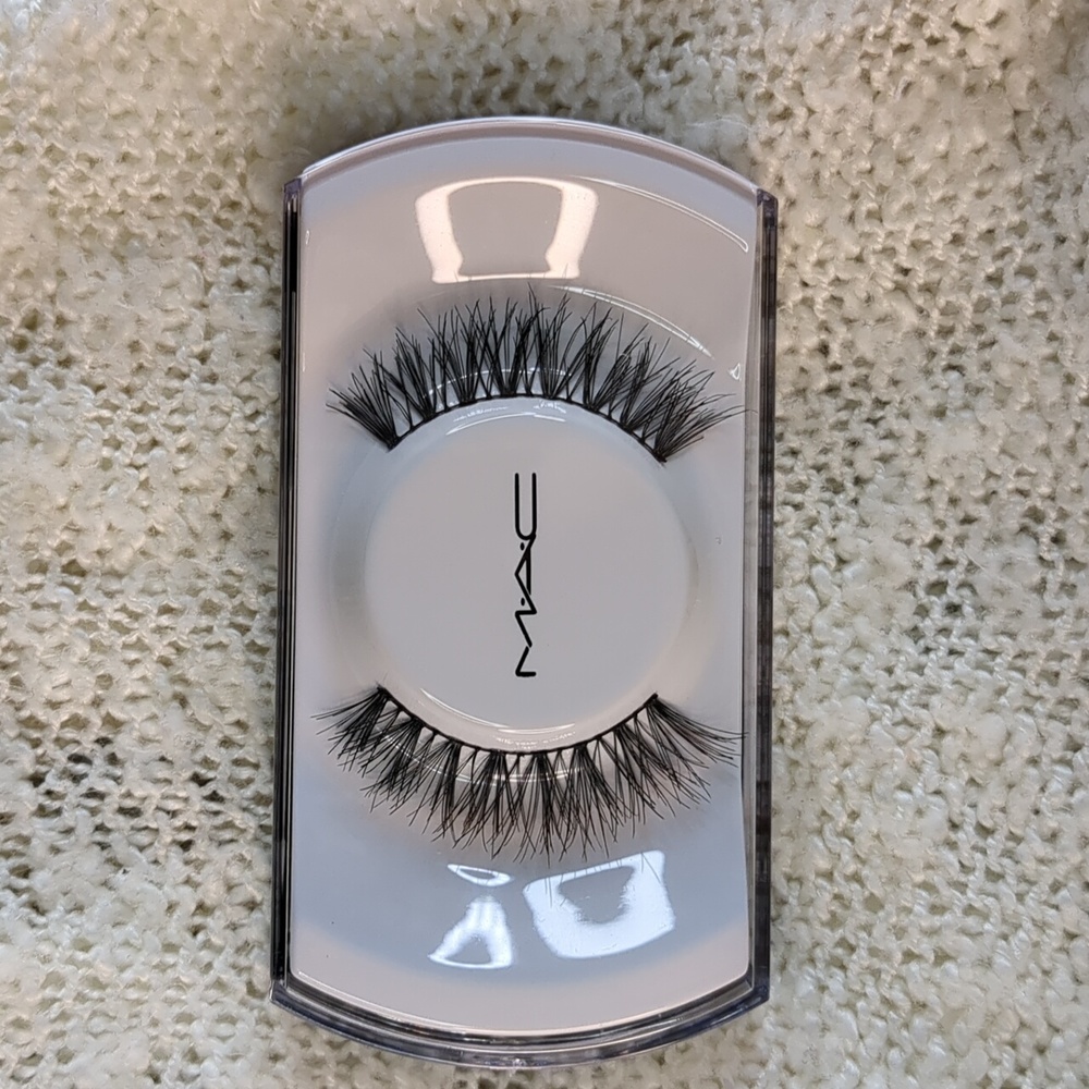 M·A·C False Eyelashes in 80-ROMANTIC LASH